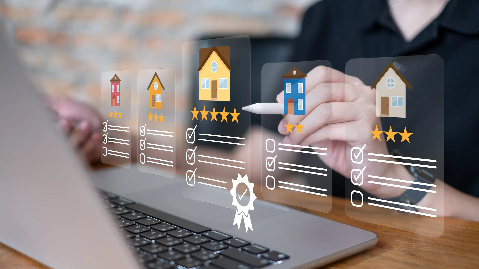 Bewertung von Immobilien mit Sternen und Checklisten auf einem Laptop.